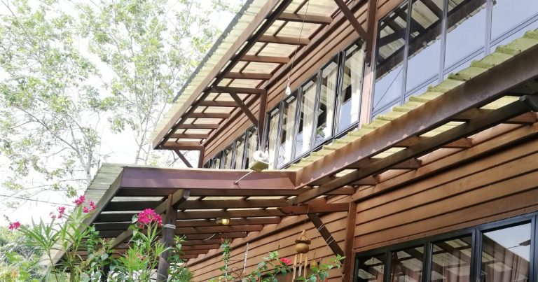 Rumah Rehat Tradisional Lengkap Dengan Private Pool