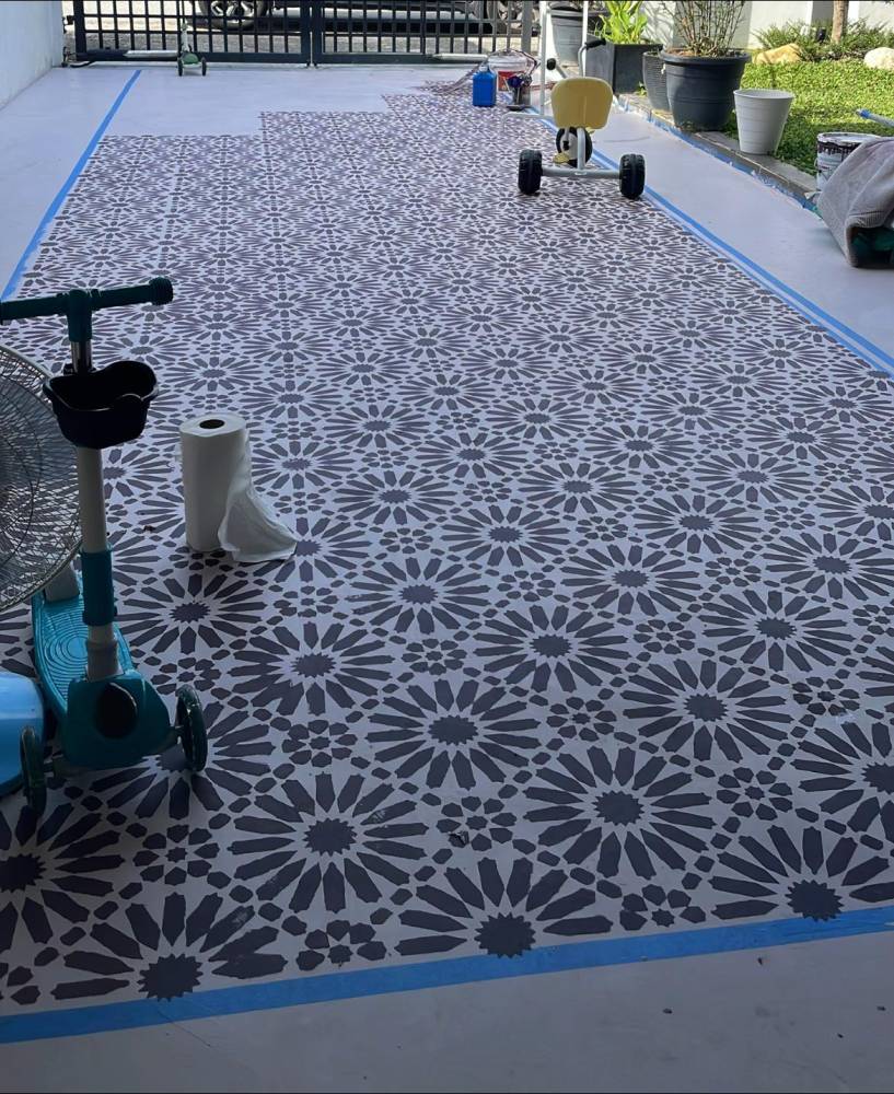 DIY Cat Top Coating Guna Teknik 'Stencil', Berseri Lantai Driveway Rumah! 10 DIY Cat Top Coating Guna Teknik ‘Stencil’, Berseri Lantai Driveway Rumah!