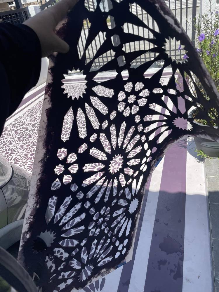 DIY Cat Top Coating Guna Teknik 'Stencil', Berseri Lantai Driveway Rumah! 16 DIY Cat Top Coating Guna Teknik ‘Stencil’, Berseri Lantai Driveway Rumah!