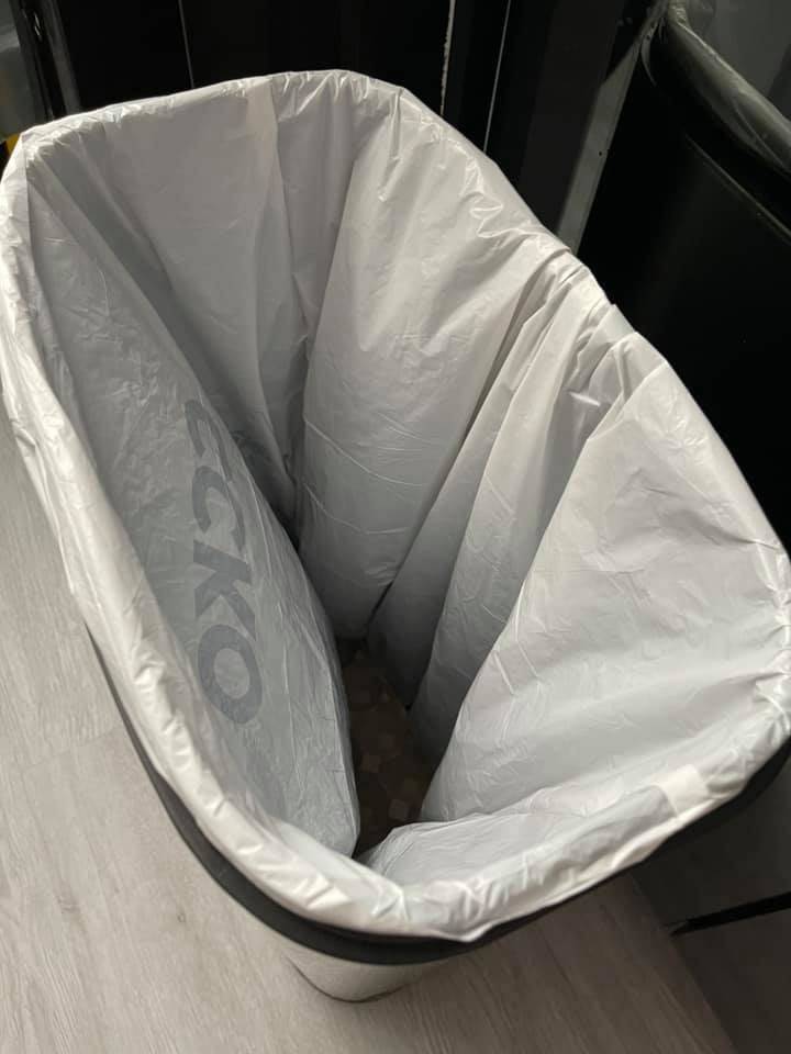 Bekas Sarang Telur Letak Dalam Tong Sampah, Dapat Serap Air & Bau Busuk!