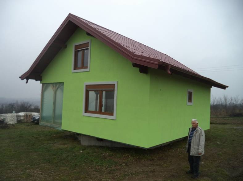 Isteri Bosan Hadap Pemandangan Sama, Suami Bina Rumah Boleh Berpusing 360 Darjah!
