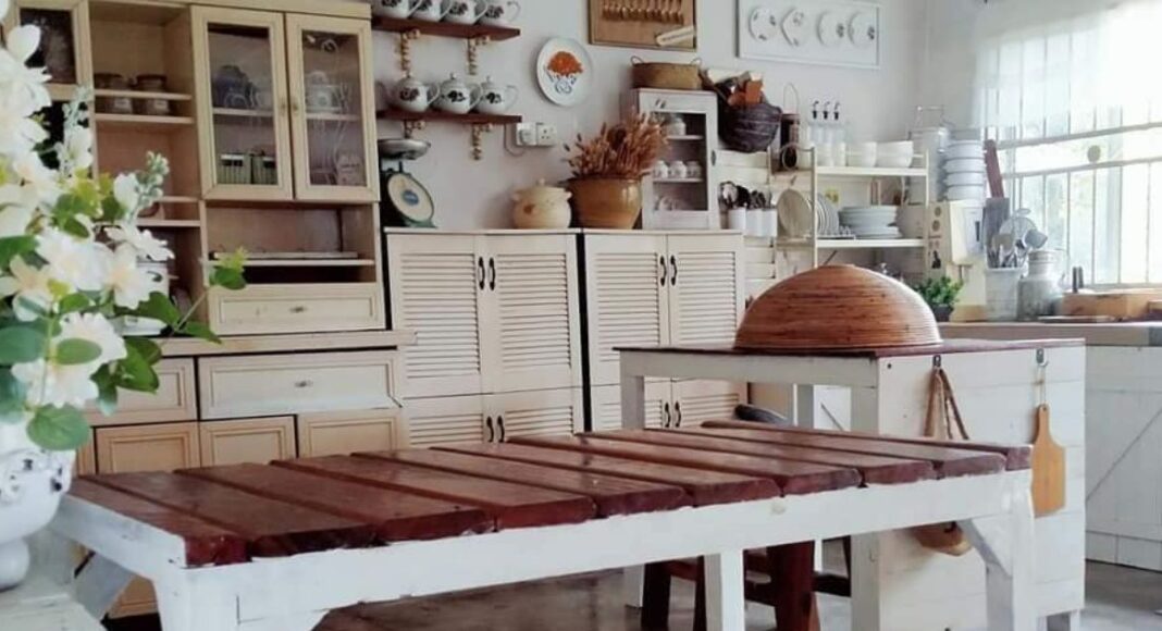 Dekorasi Dapur Rumah Kampung Dengan Barangan Lama, Hasilnya Kemas