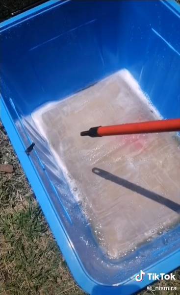 Cara Hilangkan Tompokan ‘Peta’ & Bau Busuk, BANTAL Bersih Macam Baru!