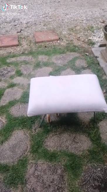 Cara Hilangkan Tompokan ‘Peta’ & Bau Busuk, BANTAL Bersih Macam Baru!