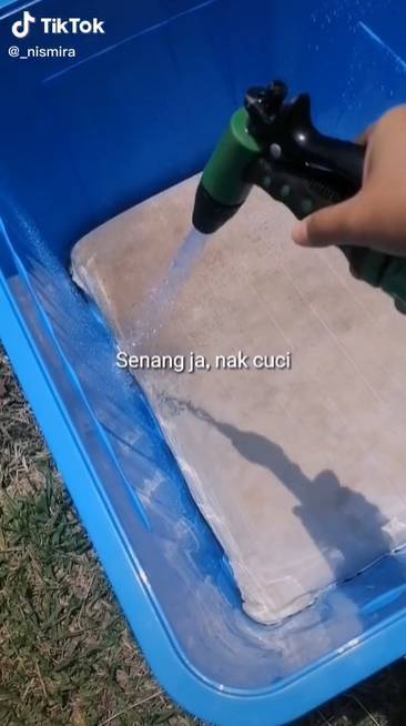 Cara Hilangkan Tompokan ‘Peta’ & Bau Busuk, BANTAL Bersih Macam Baru!