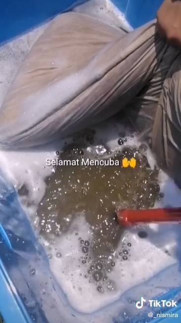 Cara Hilangkan Tompokan ‘Peta’ & Bau Busuk, BANTAL Bersih Macam Baru!