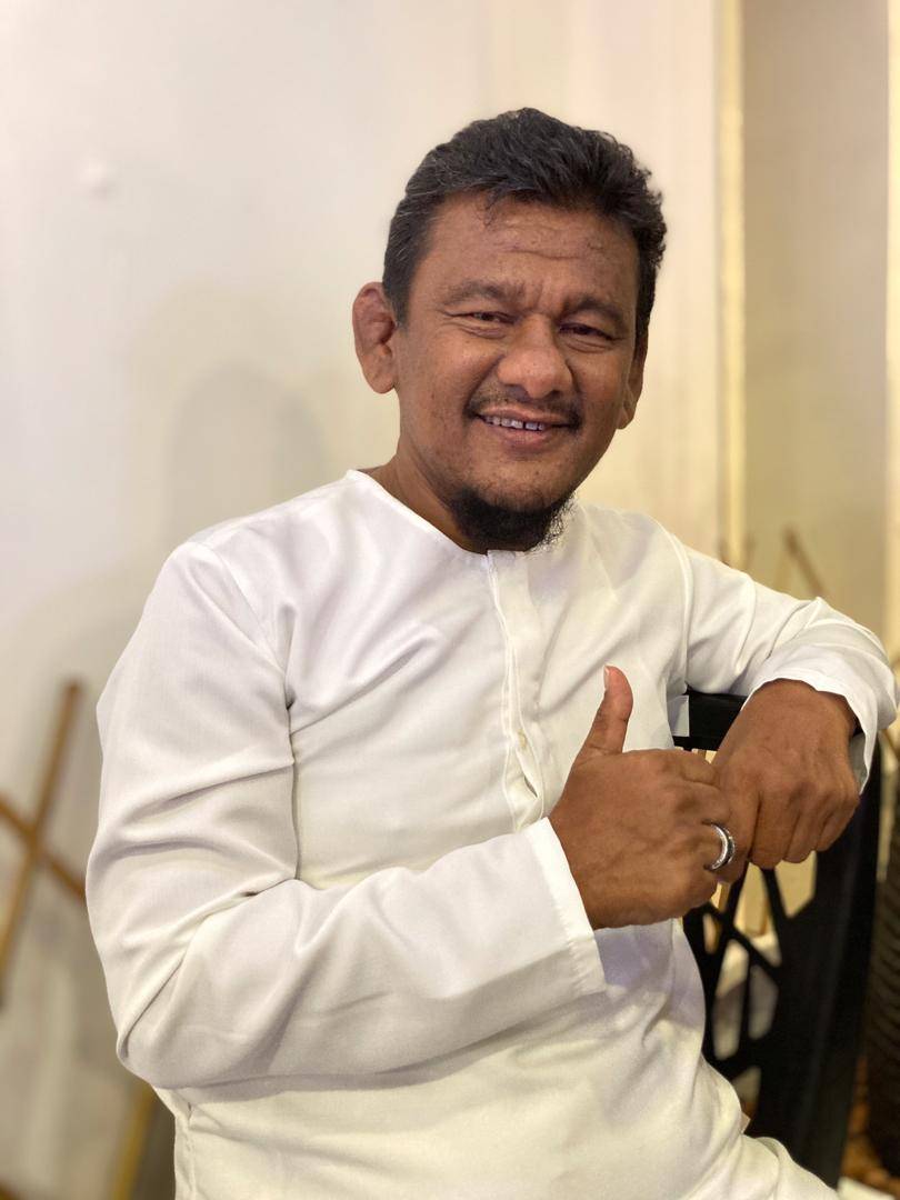 EBBY YUS Bina Surau Kayu Di Kawasan Rumah Untuk Musafir Solat, Berehat