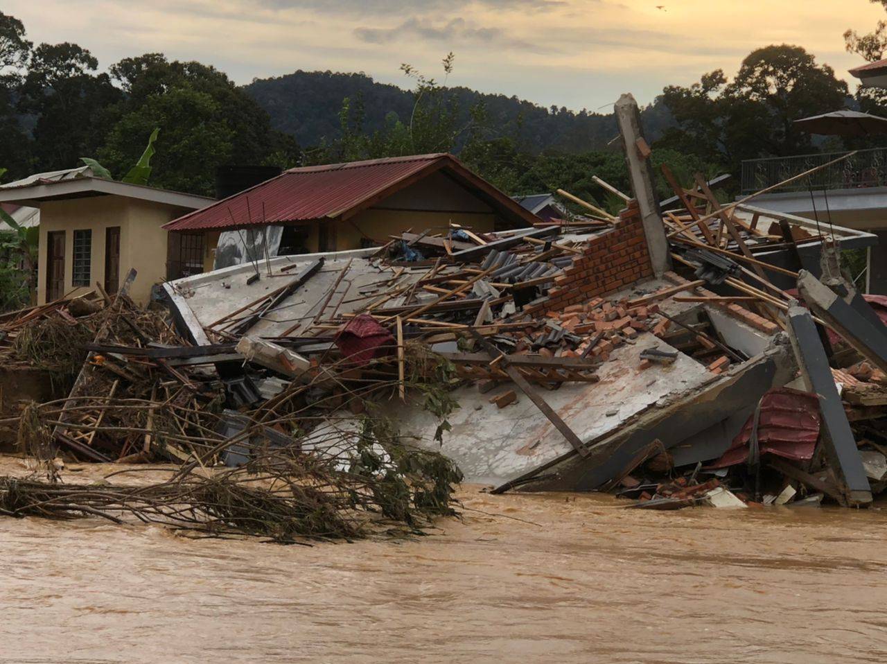 EBBY YUS Bina Surau Kayu Di Kawasan Rumah Untuk Musafir Solat, Berehat