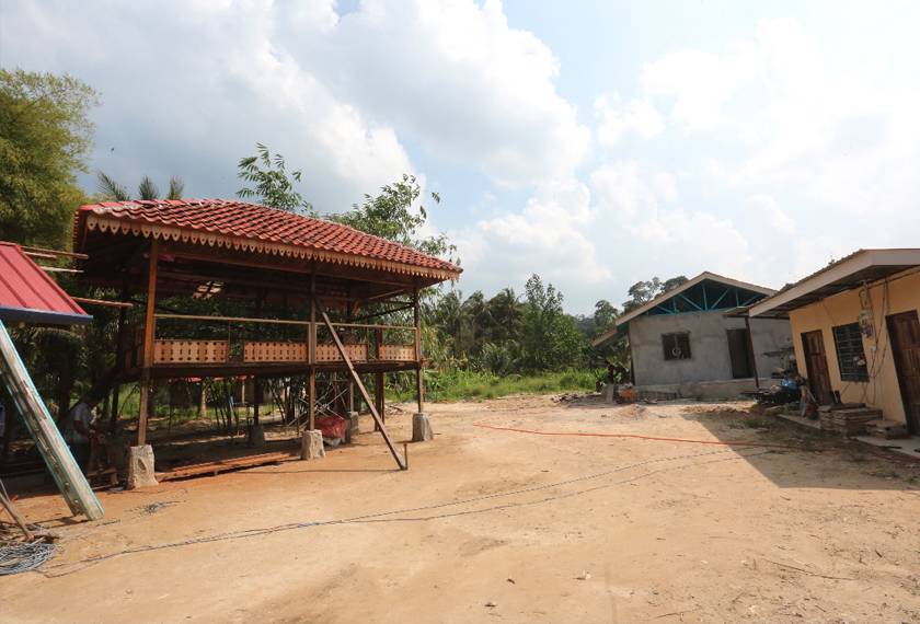 EBBY YUS Bina Surau Kayu Di Kawasan Rumah Untuk Musafir Solat, Berehat