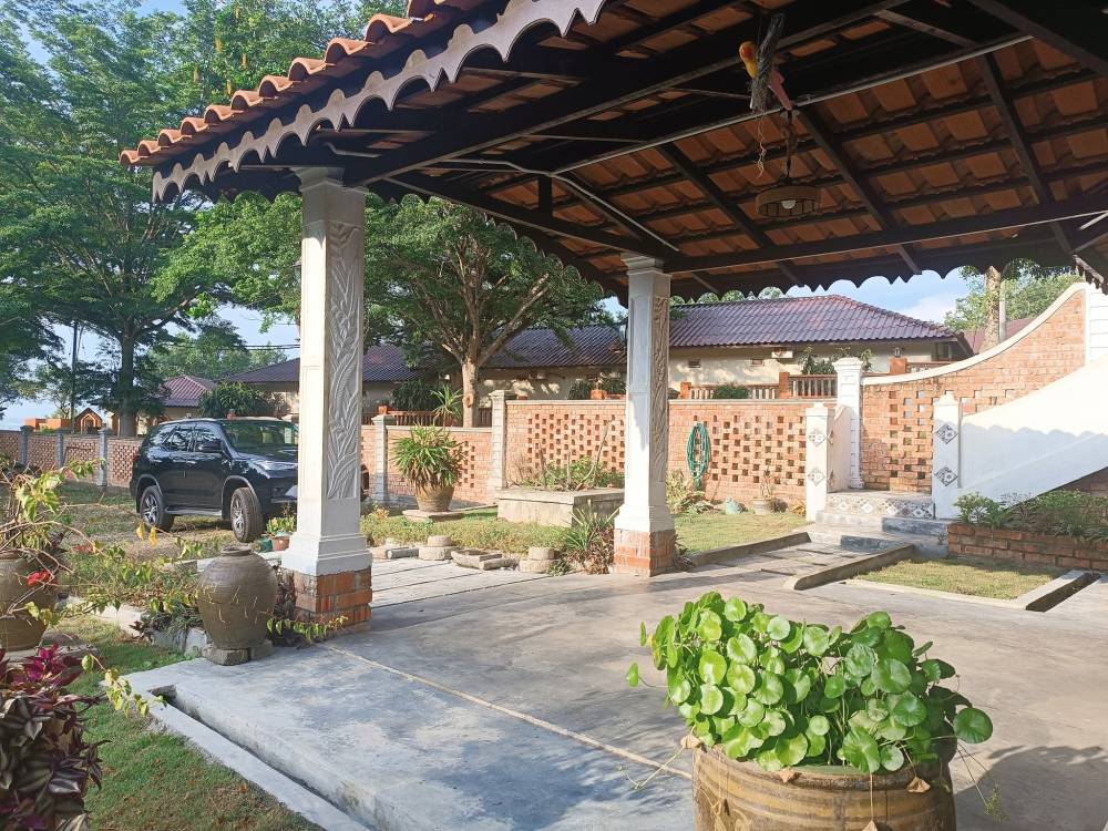 Beli Rumah Kayu ‘Tinggal’ RM7,000, Dibaik Pulih Semula Kini Berwajah Baru