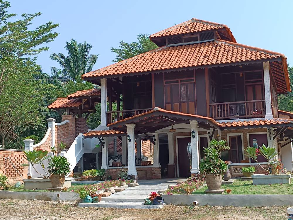 Beli Rumah Kayu ‘Tinggal’ RM7,000, Dibaik Pulih Semula Kini Berwajah Baru