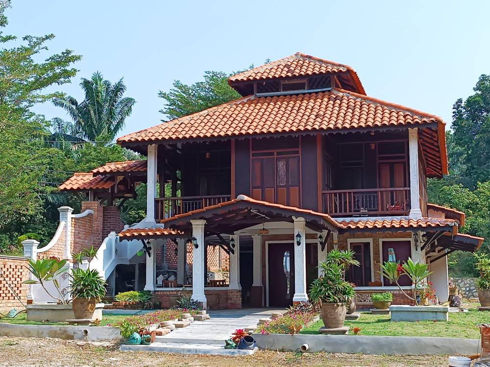 Beli Rumah Kayu ‘Tinggal’ RM7,000, Dibaik Pulih Semula Kini Berwajah Baru