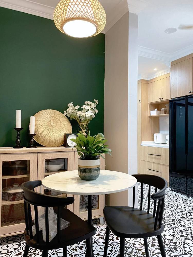 ‘Feature Wall’ Rona Hijau Cantik, Serlahkan Dapur Kecil ‘Vibe Cafe’