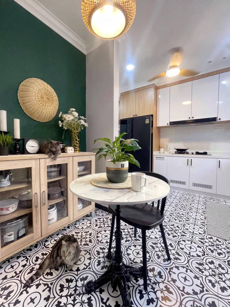 ‘Feature Wall’ Rona Hijau Cantik, Serlahkan Dapur Kecil ‘Vibe Cafe’