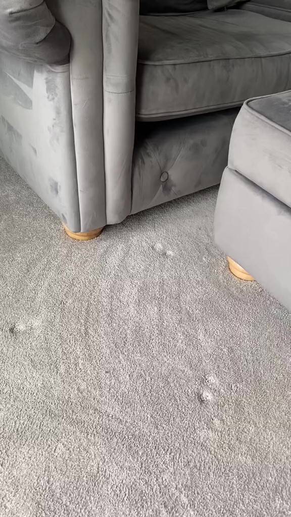 Trik Hilangkan Kesan Lekukan Perabot Pada Karpet Dengan Kiub Ais, Memang Menjadi!