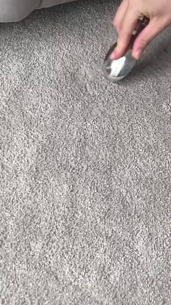 Trik Hilangkan Kesan Lekukan Perabot Pada Karpet Dengan Kiub Ais, Memang Menjadi!