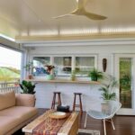 Ruang santai di dek belakang rumah