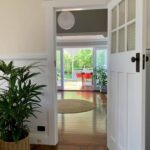 Pintu ke ruang dapur dan dek belakang rumah