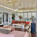 Dek belakang rumah dan juga ruang makan  santai luar rumah.