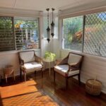 Balkoni depan rumah atau ruang matahari (sun room)