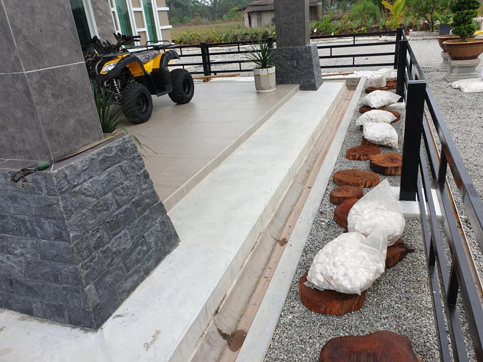 Kreatif Landskap Tepi Rumah ‘Simple’ Guna Batang Pokok Cempedak & Batu Putih