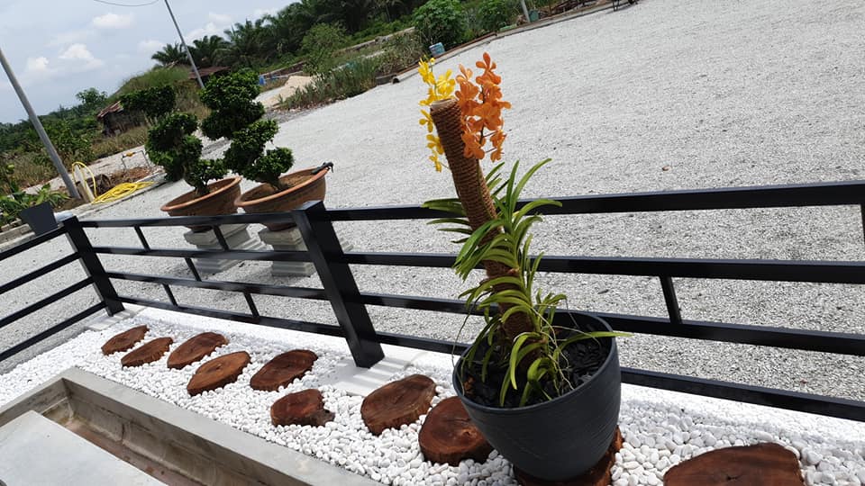 Kreatif Landskap Tepi Rumah ‘Simple’ Guna Batang Pokok Cempedak & Batu Putih