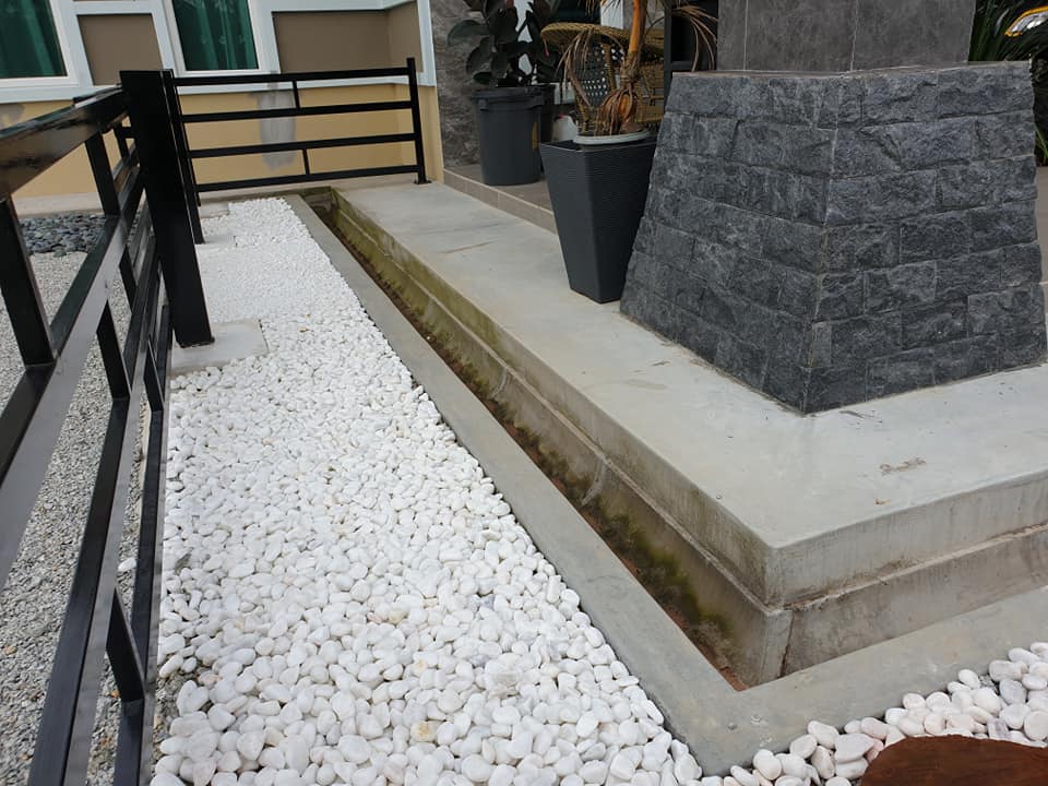 Kreatif Landskap Tepi Rumah ‘Simple’ Guna Batang Pokok Cempedak & Batu Putih