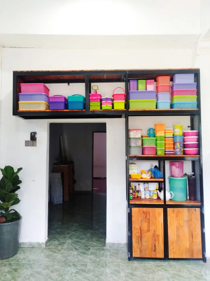 Idea DIY Rak Khas Bekas Tupperware Isteri, Cantik Guna Kombinasi Besi & Kayu