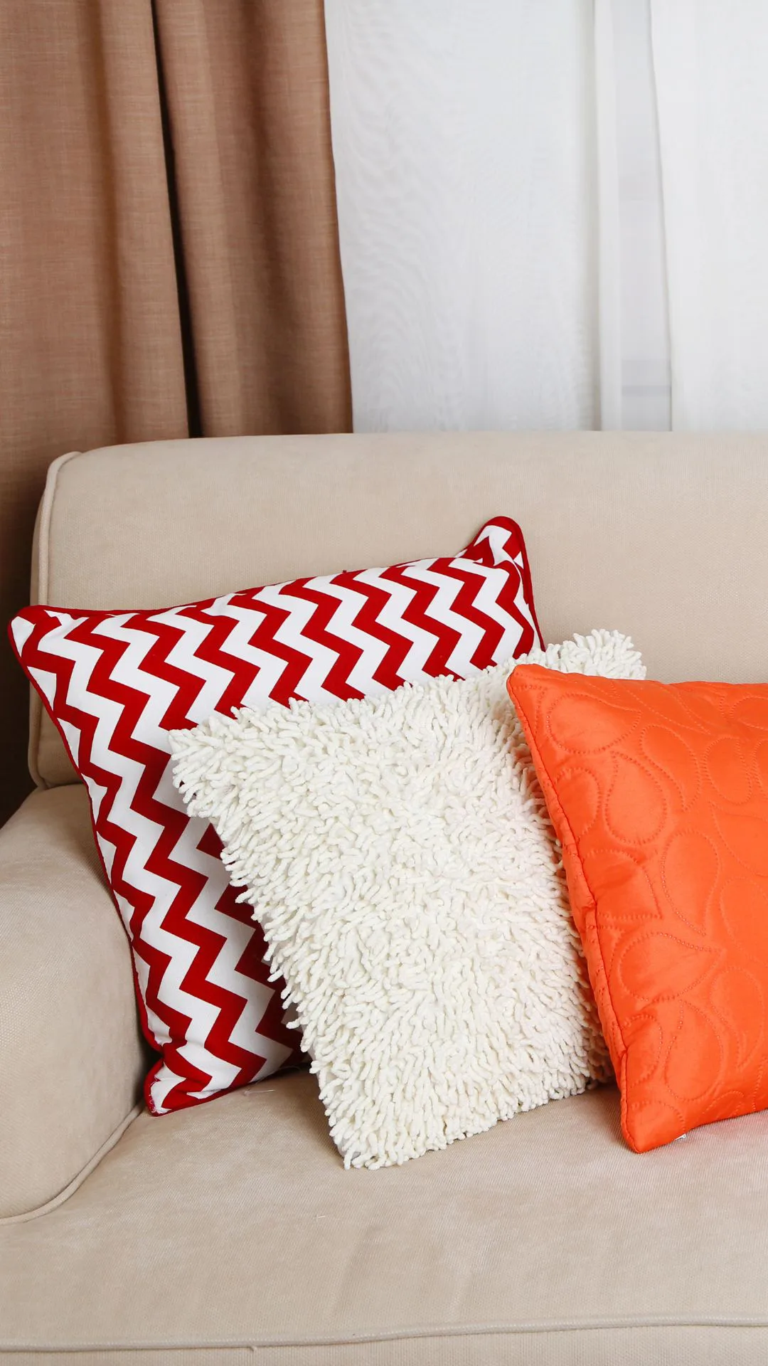 6 Cara Deko ‘Throw Cushion’ Supaya Nampak Lebih Menarik Di Atas Sofa