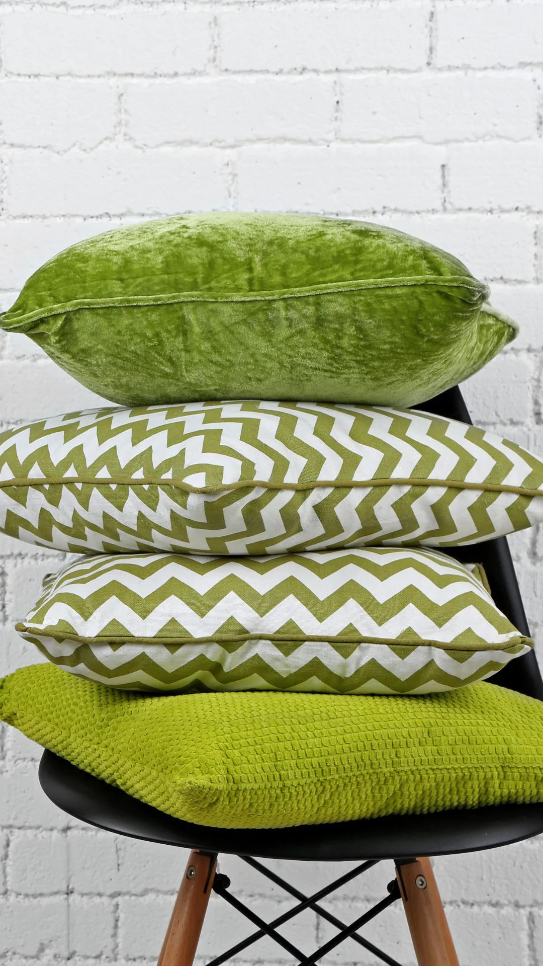 6 Cara Deko ‘Throw Cushion’ Supaya Nampak Lebih Menarik Di Atas Sofa