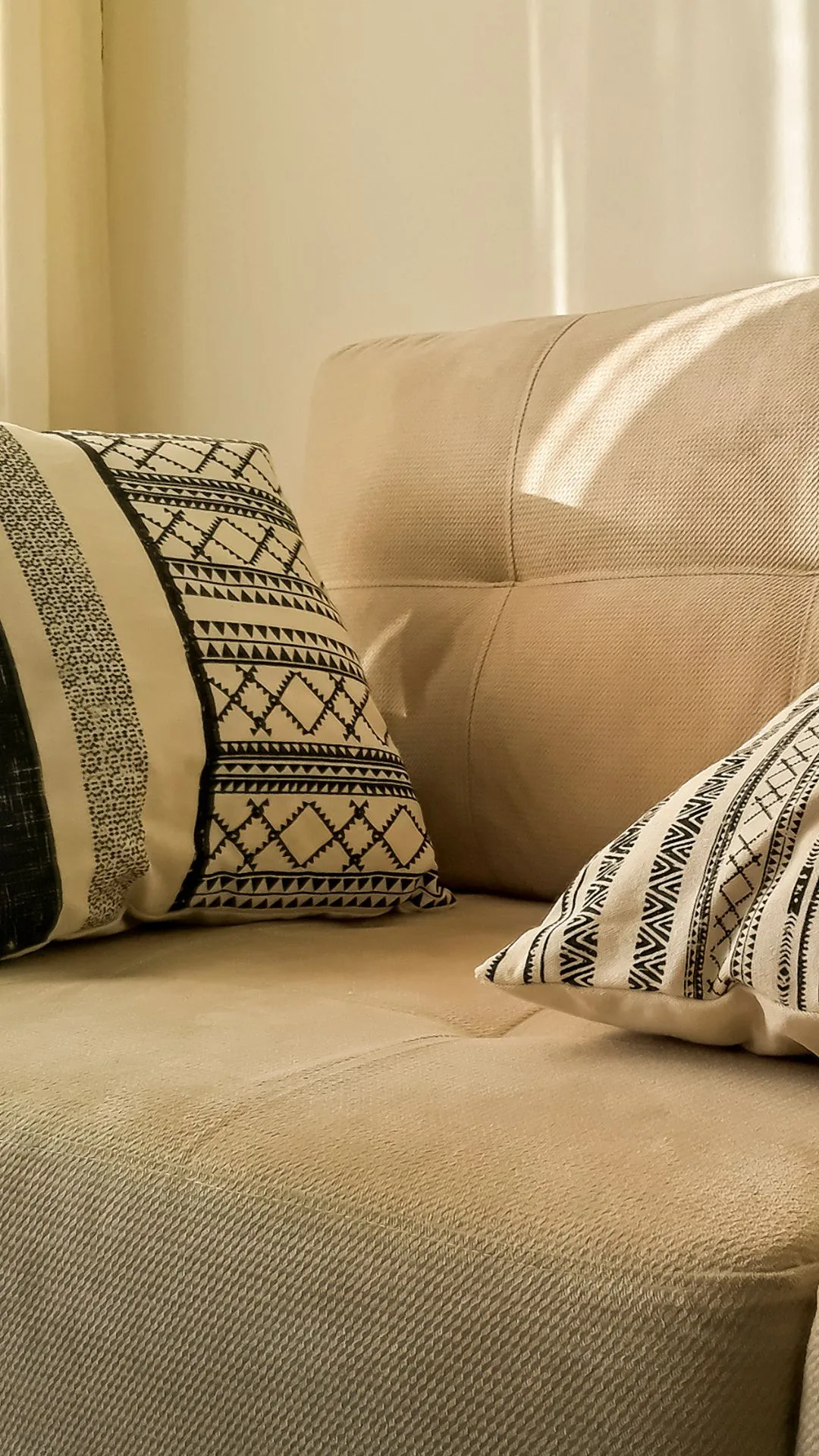 6 Cara Deko 'Throw Cushion' Supaya Nampak Lebih Menarik Di Atas Sofa 19 6 Cara Deko ‘Throw Cushion’ Supaya Nampak Lebih Menarik Di Atas Sofa