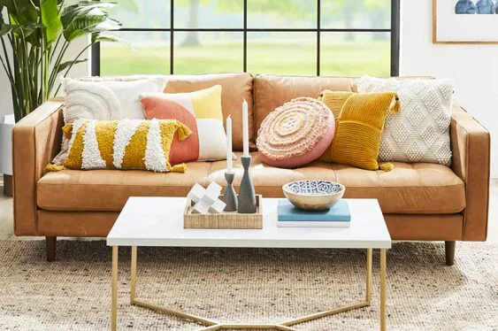 6 Cara Deko 'Throw Cushion' Supaya Nampak Lebih Menarik Di Atas Sofa 16 6 Cara Deko ‘Throw Cushion’ Supaya Nampak Lebih Menarik Di Atas Sofa