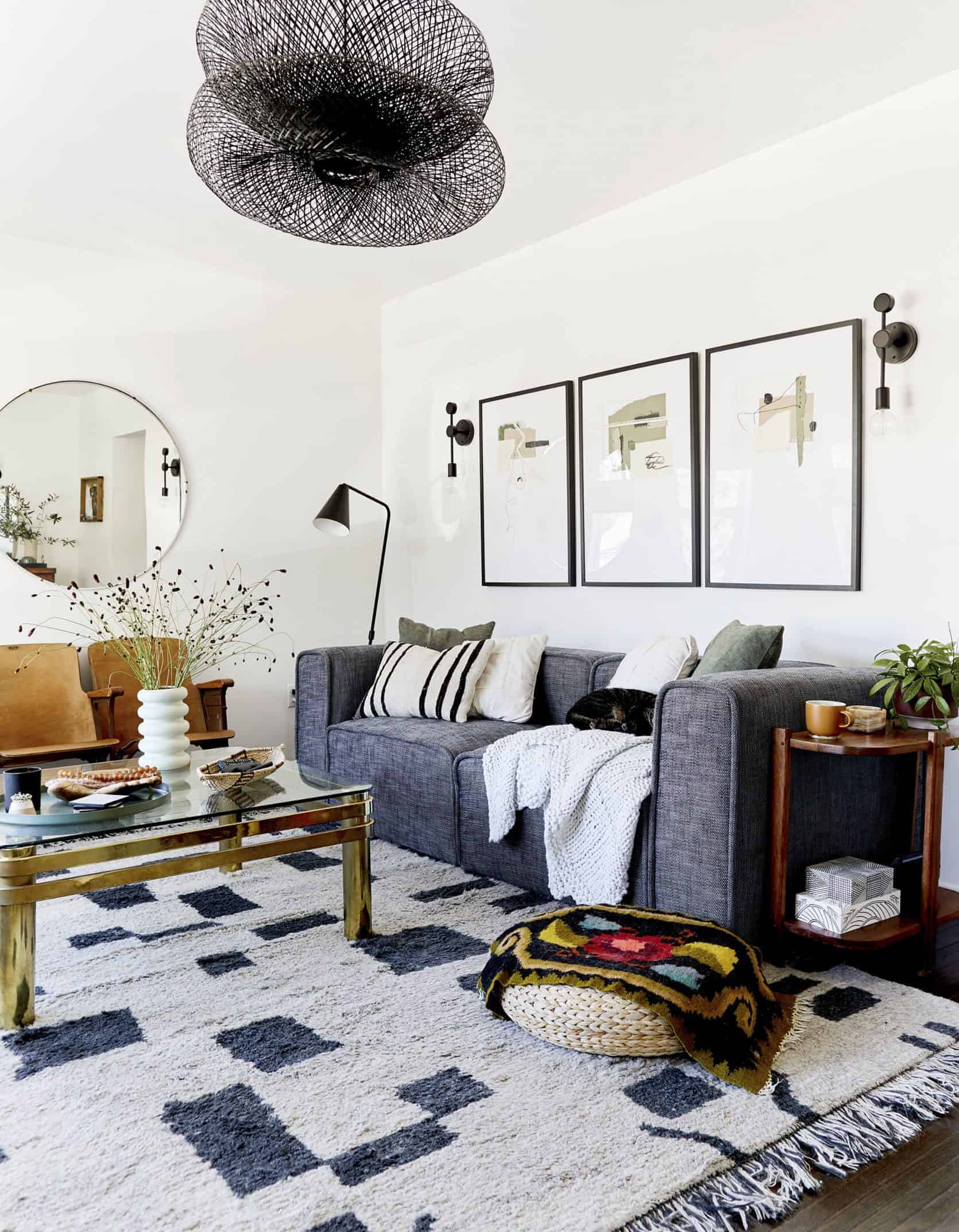 6 Cara Deko ‘Throw Cushion’ Supaya Nampak Lebih Menarik Di Atas Sofa