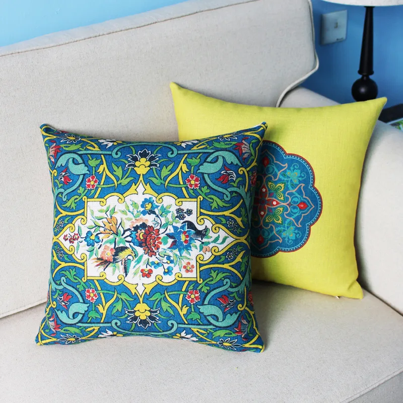 6 Cara Deko 'Throw Cushion' Supaya Nampak Lebih Menarik Di Atas Sofa 24 6 Cara Deko ‘Throw Cushion’ Supaya Nampak Lebih Menarik Di Atas Sofa