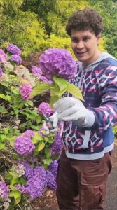 EDRY Hias Kediaman Dengan Hydrangea & Bunga Ros Yang Ditanam Sendiri Di Laman Rumah