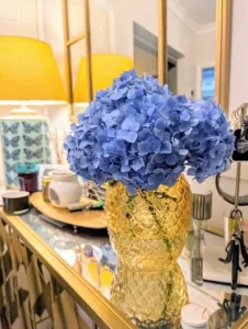 EDRY Hias Kediaman Dengan Hydrangea & Bunga Ros Yang Ditanam Sendiri Di Laman Rumah