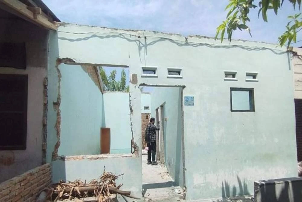 Penyewa Dari ‘Neraka’ Larikan Tingkap, Bumbung Dan Pintu Rumah
