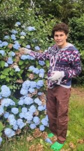 EDRY Hias Kediaman Dengan Hydrangea & Bunga Ros Yang Ditanam Sendiri Di Laman Rumah
