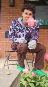 EDRY Hias Kediaman Dengan Hydrangea & Bunga Ros Yang Ditanam Sendiri Di Laman Rumah