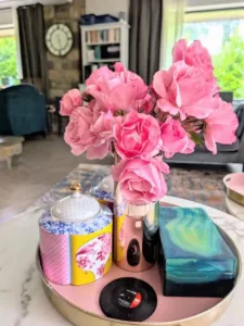 EDRY Hias Kediaman Dengan Hydrangea & Bunga Ros Yang Ditanam Sendiri Di Laman Rumah