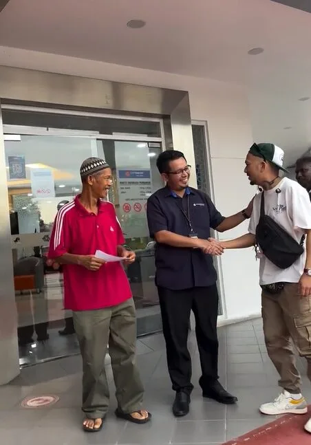 Caprice Hadiahkan Rumah Sewa, Buka Akaun Bank Untuk Pasangan Warga Emas Uzur