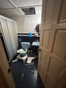 Sekeluarga TRAUMA! Bumbung Rumah ‘Bocor’ Jubin Granit Projek Pembinaan Jatuh Terpelanting