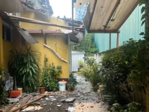 Sekeluarga TRAUMA! Bumbung Rumah ‘Bocor’ Jubin Granit Projek Pembinaan Jatuh Terpelanting