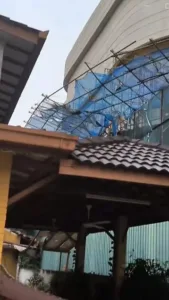 Sekeluarga TRAUMA! Bumbung Rumah ‘Bocor’ Jubin Granit Projek Pembinaan Jatuh Terpelanting