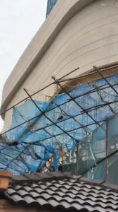 Sekeluarga TRAUMA! Bumbung Rumah ‘Bocor’ Jubin Granit Projek Pembinaan Jatuh Terpelanting