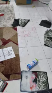 Ibu Cuci Tandas Dalam Bilik, 3 Beradik ‘Buat Kerja’ Sakan Conteng Muka, Karpet & Sofa!