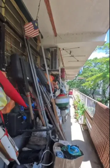 Penghuni Flat ‘Hoarder’ Letak Barang-barang Sepanjang Koridor Sampai Ke Tangga