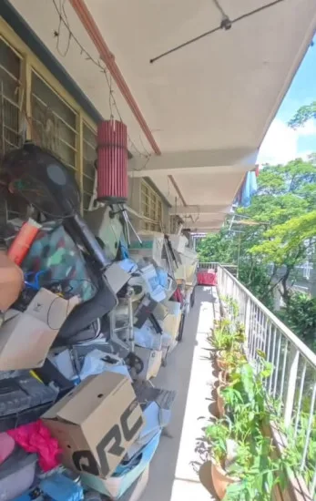 Penghuni Flat ‘Hoarder’ Letak Barang-barang Sepanjang Koridor Sampai Ke Tangga