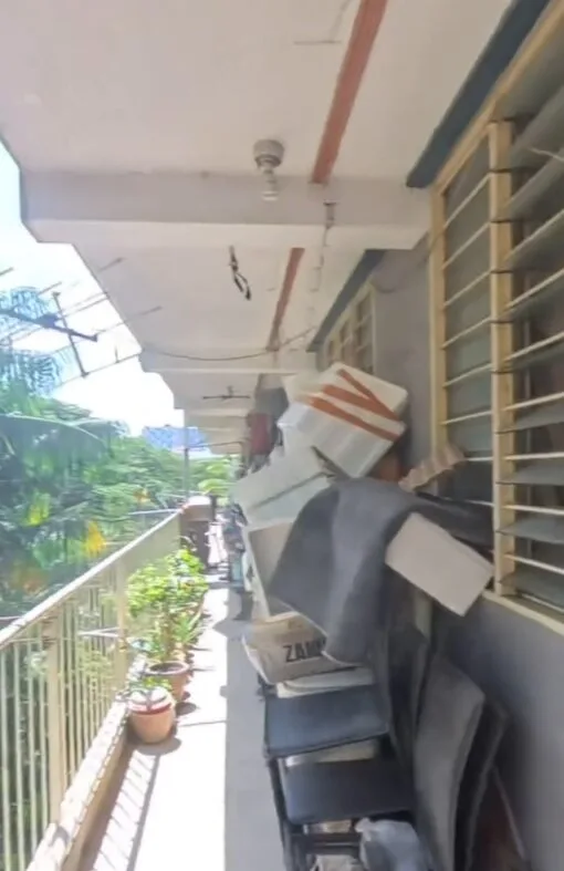 Penghuni Flat ‘Hoarder’ Letak Barang-barang Sepanjang Koridor Sampai Ke Tangga