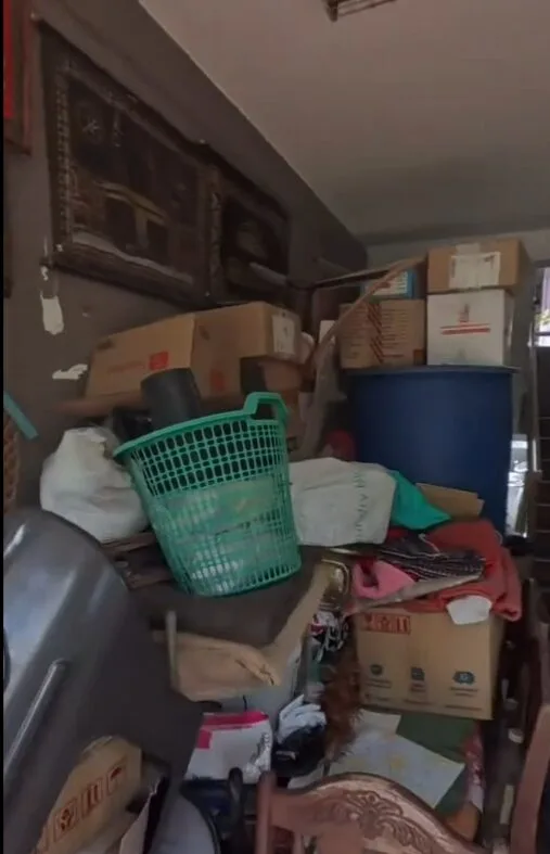 Penghuni Flat ‘Hoarder’ Letak Barang-barang Sepanjang Koridor Sampai Ke Tangga